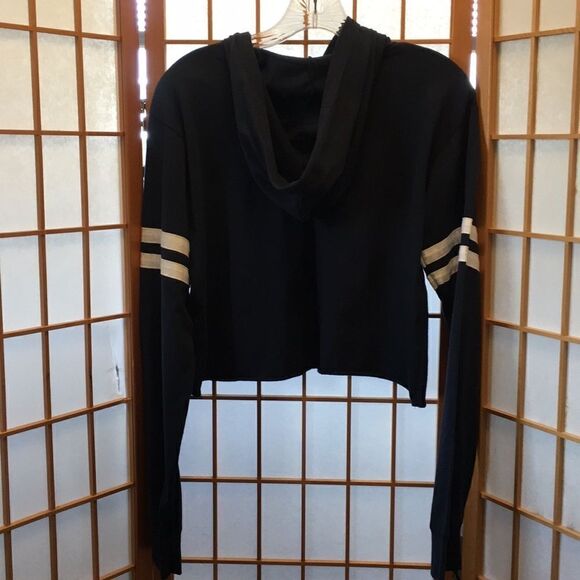 Hollister Graphic L/S Cropped Hoodie - Picture 5 of 8